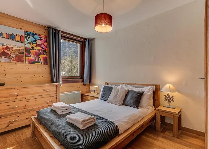 Apartment Le Paradis 2, Alpes Agency, Central Chamonix, Sleeps 4-5 *