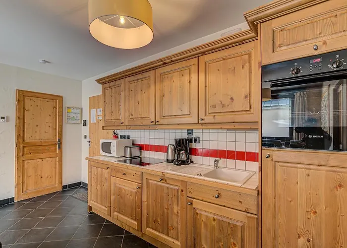 Apartment Le Paradis 2, Alpes Agency, Central Chamonix, Sleeps 4-5 *