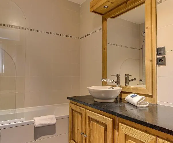 Apartment Le Paradis 2, Alpes Agency, Central Chamonix, Sleeps 4-5